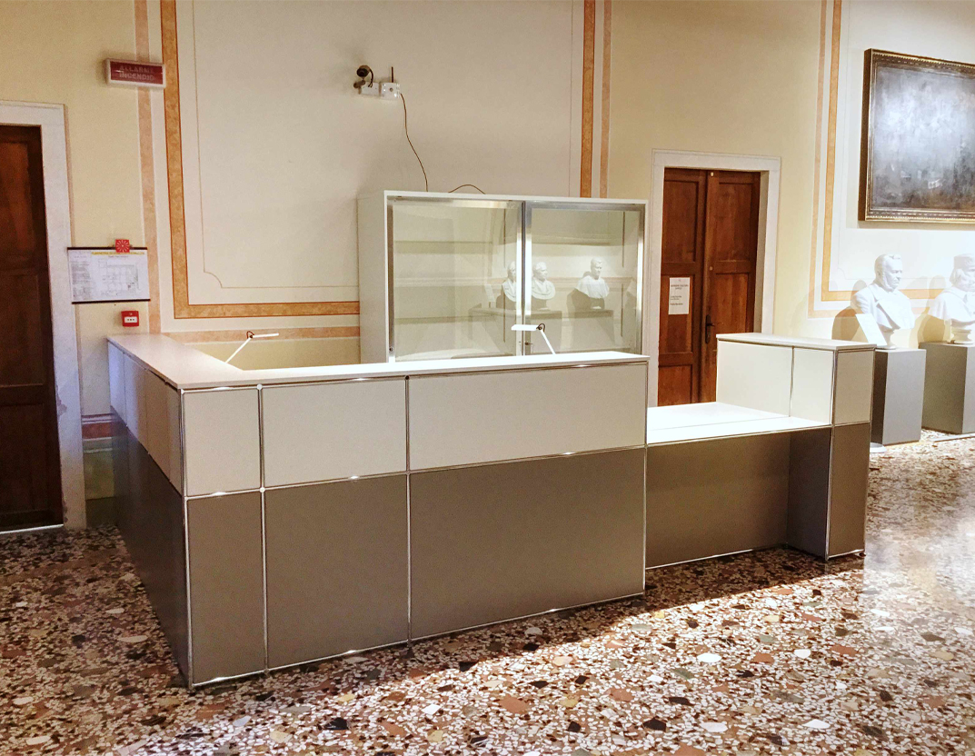 mobili per gli spazi espositivi aziendali